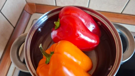 Papryka bez skórki w kilka minut. Ten domowy sposób warto znać. 