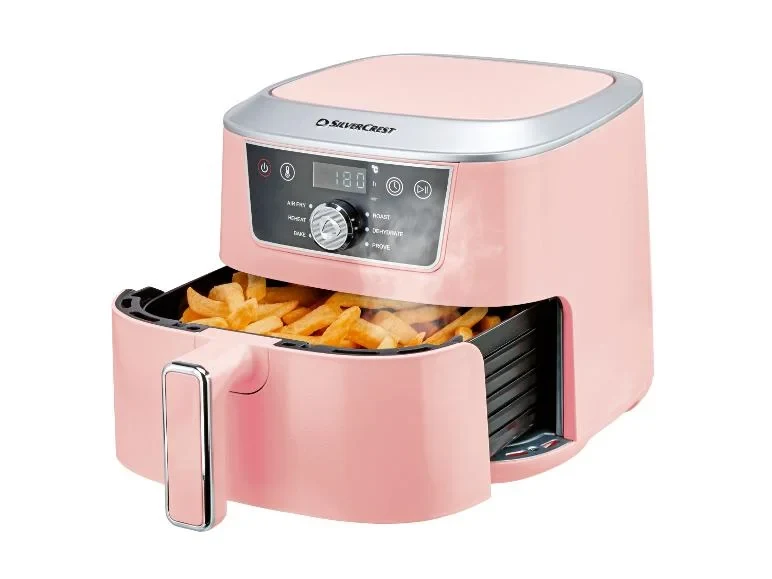 Różowy air fryer za 161 zł Różowy beztłuszczowy frytkownica z cyfrowym panelem sterowania i wysuwaną szufladą wypełnioną złocistymi frytkami.