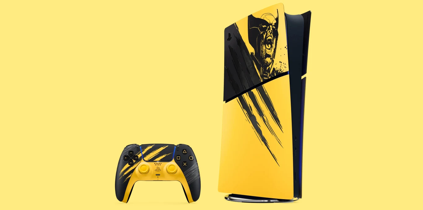 Konsola PlayStation 5 oraz kontroler w żółto-czarnej kolorystyce z motywem postaci komiksowej i charakterystycznymi śladami pazurów.