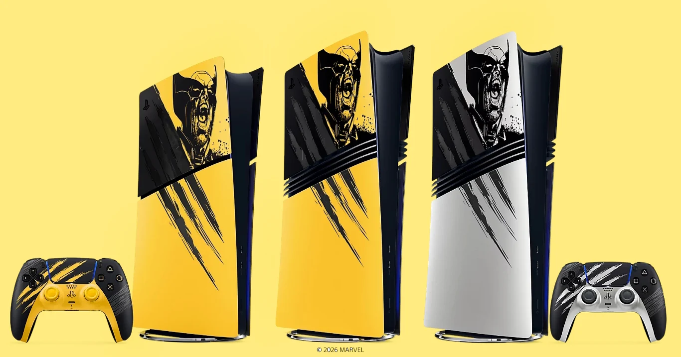 Trzy konsole PlayStation 5 w limitowanej edycji Wolverine z żółto-czarną i biało-czarną grafiką z wizerunkiem Wolverinea oraz dwa pasujące kolorystycznie kontrolery DualSense na żółtym tle.