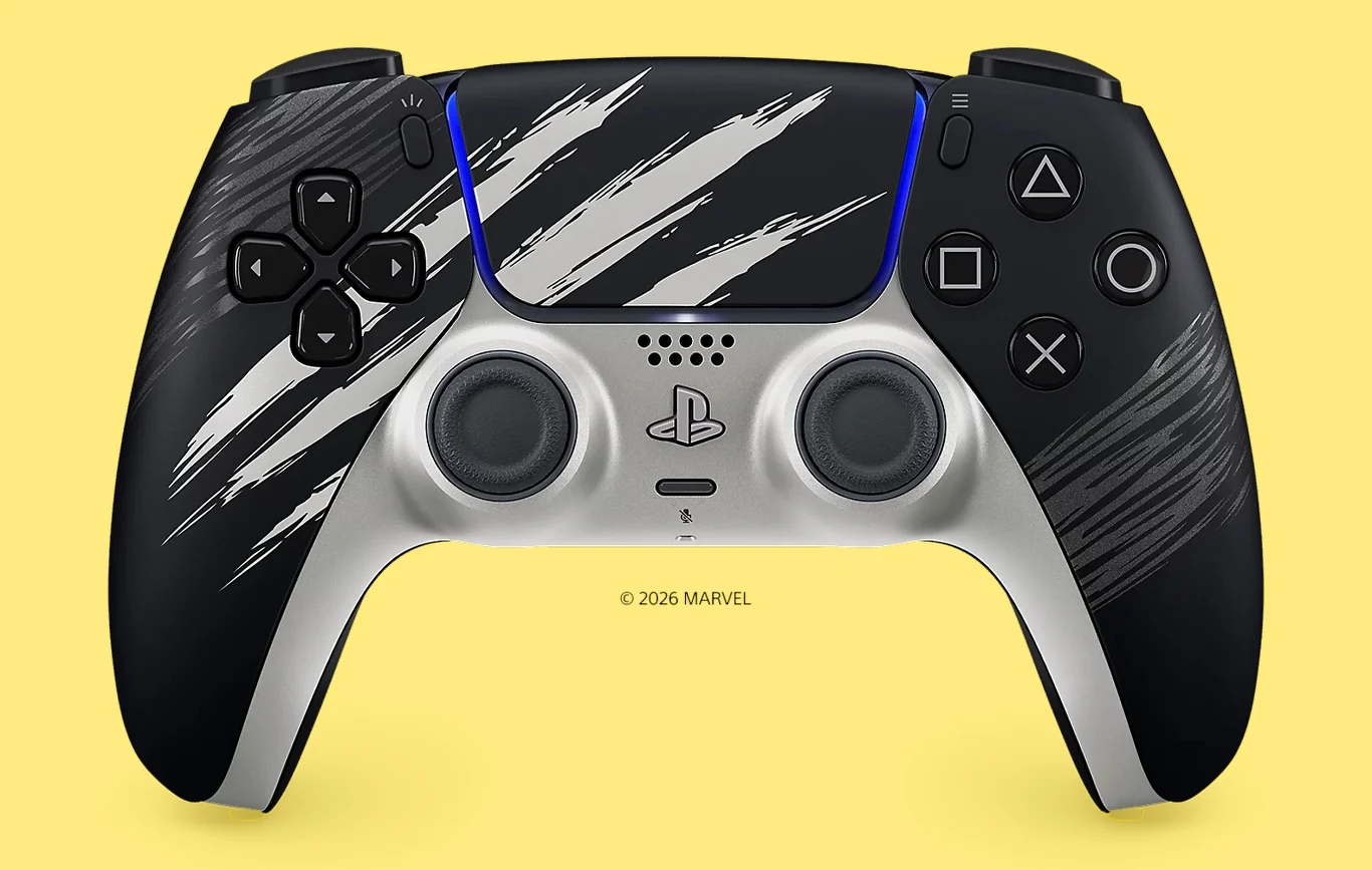 Czarny kontroler PlayStation z srebrnymi akcentami i motywem białych śladów po pazurach na panelu dotykowym oraz po bokach, utrzymany na żółtym tle.
