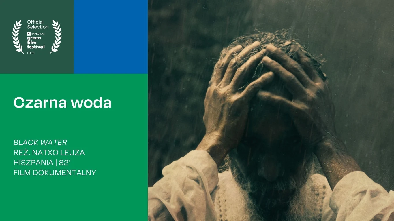 Mężczyzna z mokrymi włosami trzyma dłońmi głowę w geście rozpaczy, tło rozmazane i ciemne, co potęguje atmosferę niepokoju.