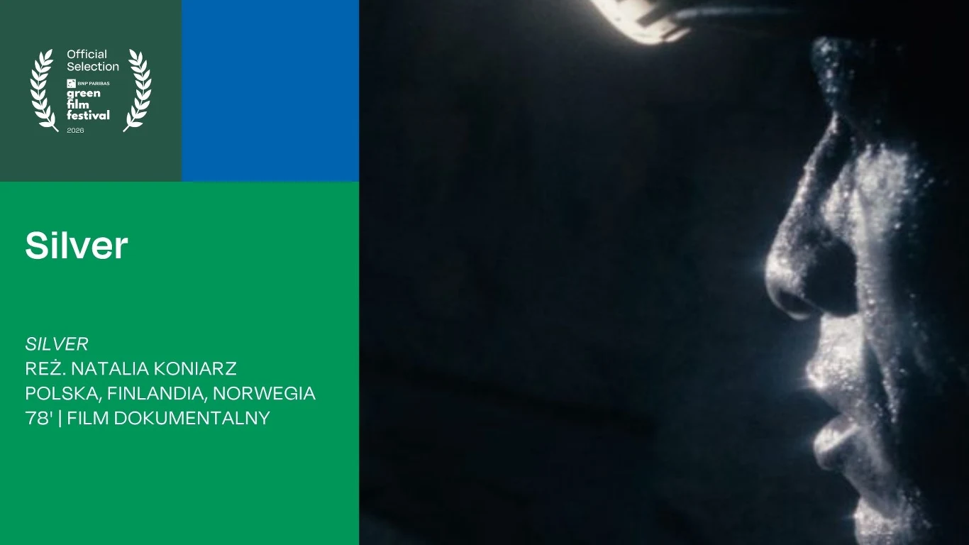 Zbliżenie oświetlonej twarzy osoby w kasku na ciemnym tle, obok zielono-niebieska grafika z tytułem filmu dokumentalnego „Silver” oraz informacjami o autorce i krajach produkcji.