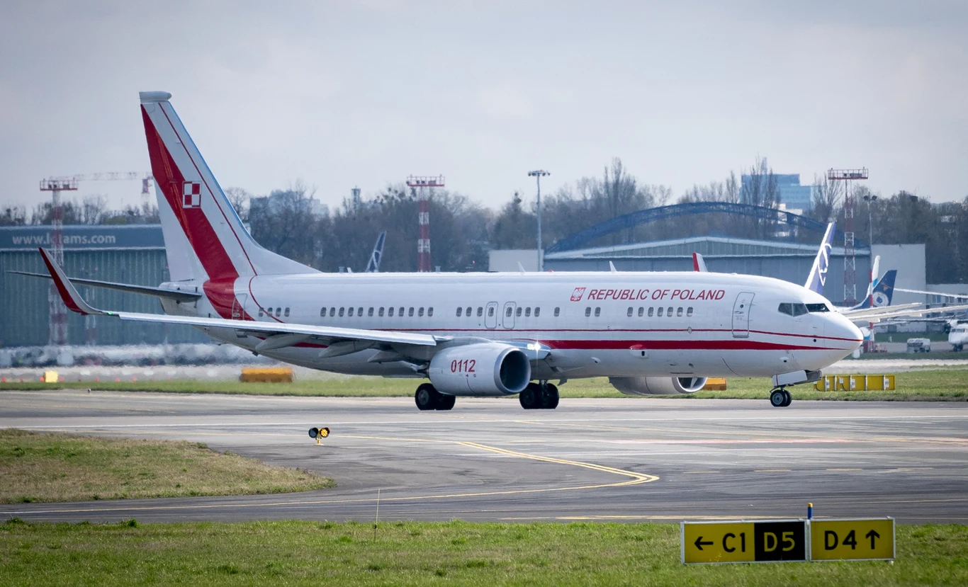 Rządowy samolot pasażerski z biało-czerwonym oznaczeniem i napisem „Republic of Poland” porusza się po pasie startowym lotniska.
