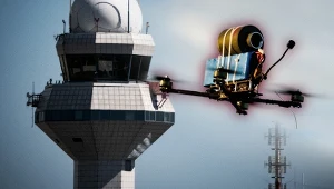 Polskie lotniska cywilne nie mają systemów antydronowych. Na zdjęciu przykład drona FPV z dołączonym ładunkiem wybuchowym