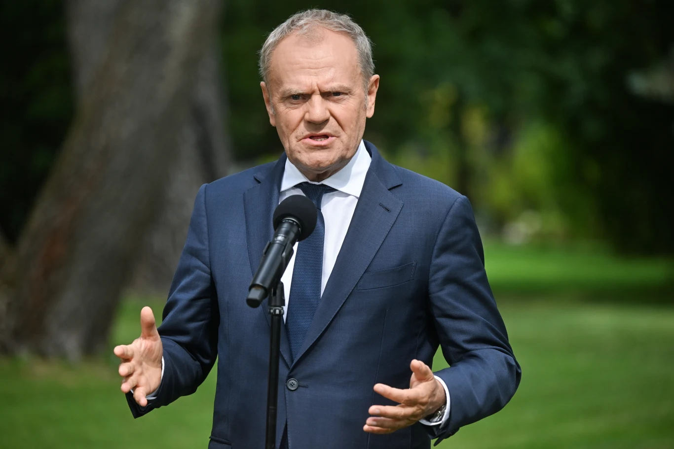 Premier Donald Tusk ujawnił, że służby zatrzymały Rosjanina, który miał dokonać w Warszawie egzekucji obywatela posiadającego paszporty USA i Ukrainy Premier Donald Tusk w marynarce stoi przy mikrofonie w trakcie konferencji prasowej
