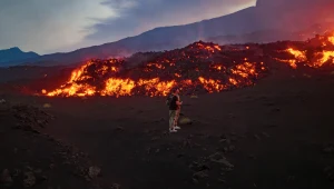 Setki turystów chcą podziwiać erupcję wulkanu Etna
