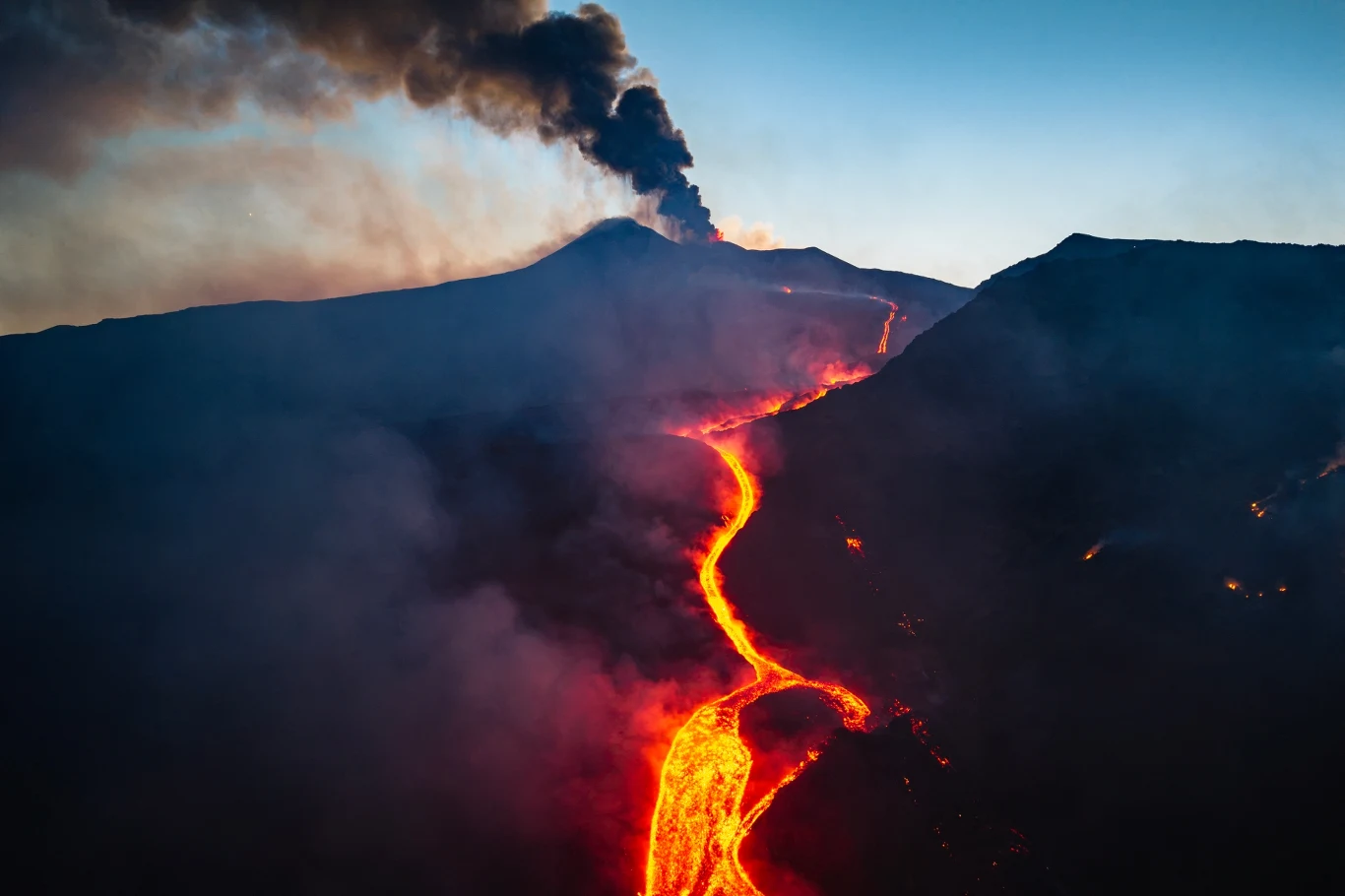 Etna to czynny starowulkan zlokalizowany we Włoszech. Poprzednia erupcja miała miejsce w 2024 r., a wcześniej - w 2013 r. Erupcja wulkanu z intensywnie płynącą rzeką gorącej lawy oraz unoszącym się w powietrzu gęstym dymem i popiołem.