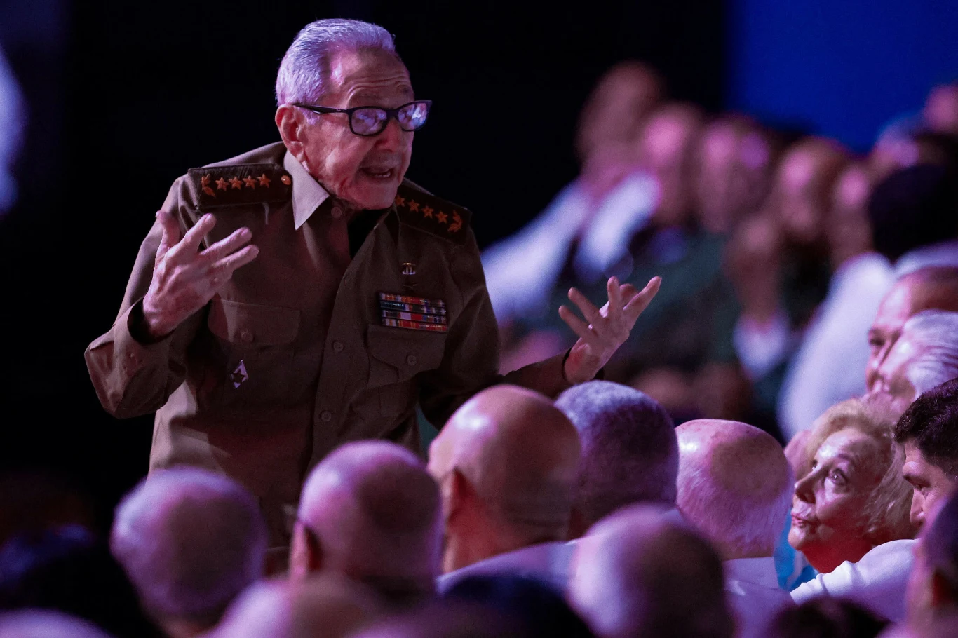 Raul Castro pojawił się publicznie po miesiącach Raul Castro w mundurze podczas gali z okazji 100. rocznicy urodzin Fidela Castro w Hawanie.