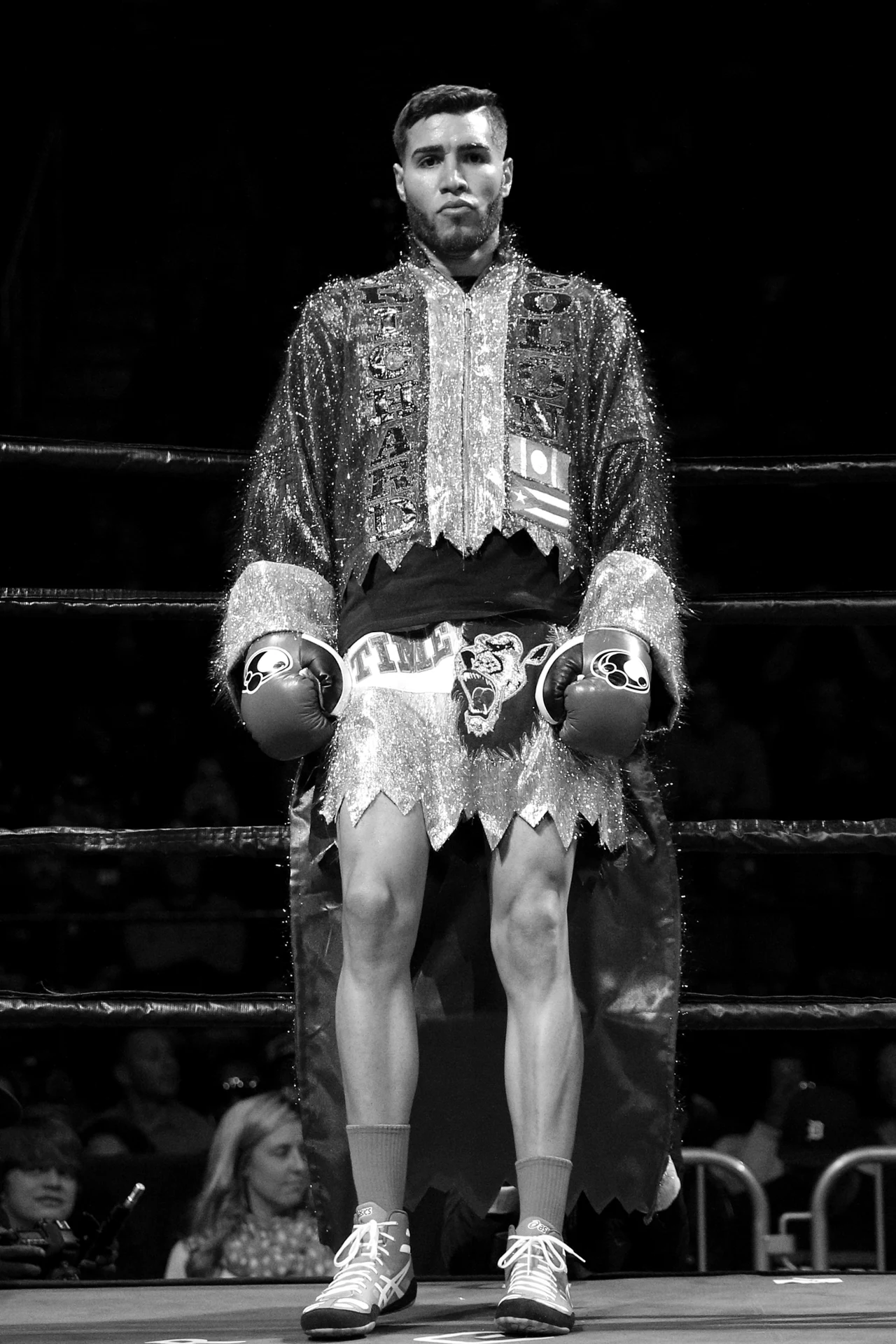 Prichard Colon Bokser w ozdobnym stroju i rękawicach stoi wyprostowany na ringu, skupiając wzrok przed siebie.