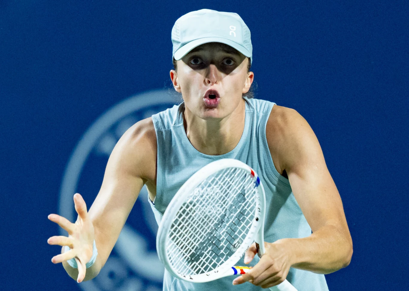 Iga Świątek - triumfatorka turnieju WTA 1000 w Toronto Iga Świątek w jasnej czapce i koszulce, z rakietą podczas meczu WTA 1000 w Toronto na niebieskim korcie