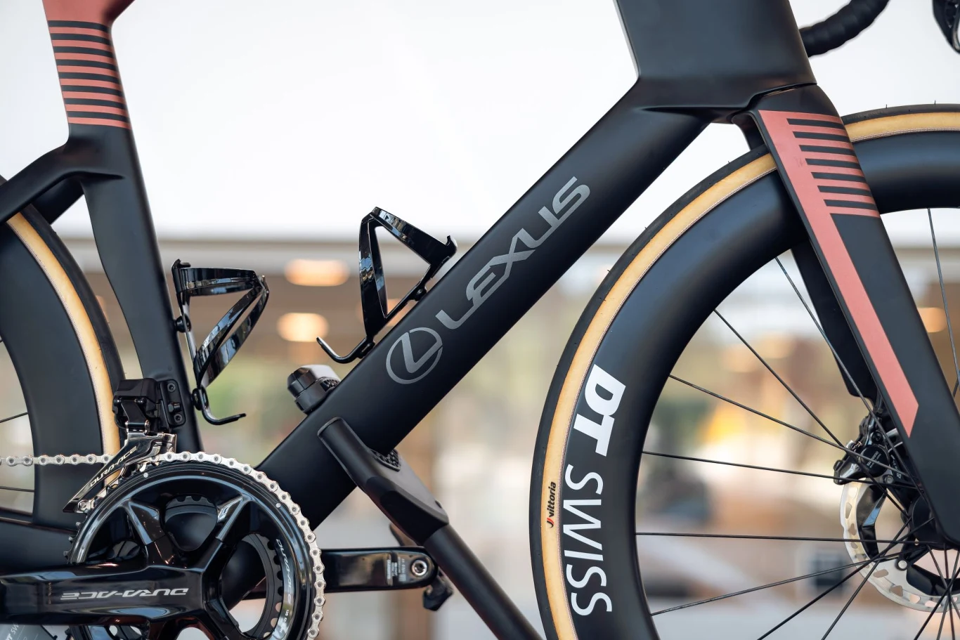 Lexus Race Bike to rower, który będzie sprzedawany w salonach japońskiej marki. Rower szosowy Lexus Race Bike z ramą z logo marki, karbonowymi kołami i napędem Shimano Ultegra