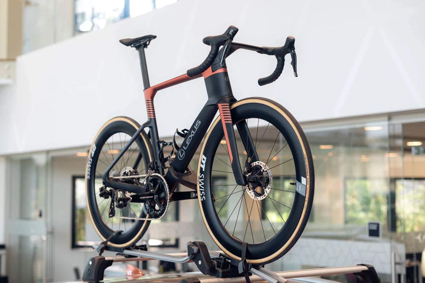 Lexus Race Bike został opracowany we współpracy z belgijską firmą Ridley. Nowoczesny rower szosowy z aerodynamiczną ramą i kołami z wysokim stożkiem, zamocowany na bagażniku samochodowym.