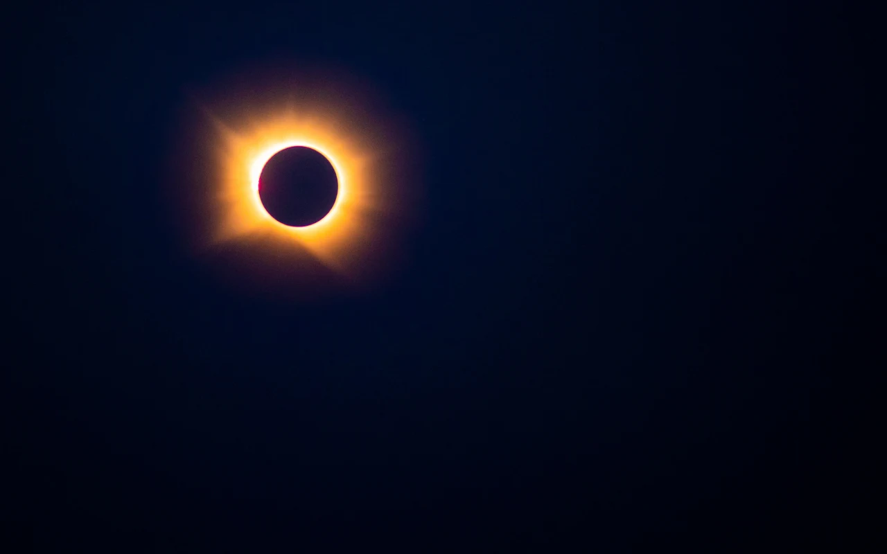 Całkowite zaćmienie Słońca sfotografowane w Sasamon w Hiszpanii 12.08.2026 Czarna tarcza przesłania jasny krąg światła otaczający ją na tle ciemnego nieba, tworząc zjawisko zaćmienia Słońca.