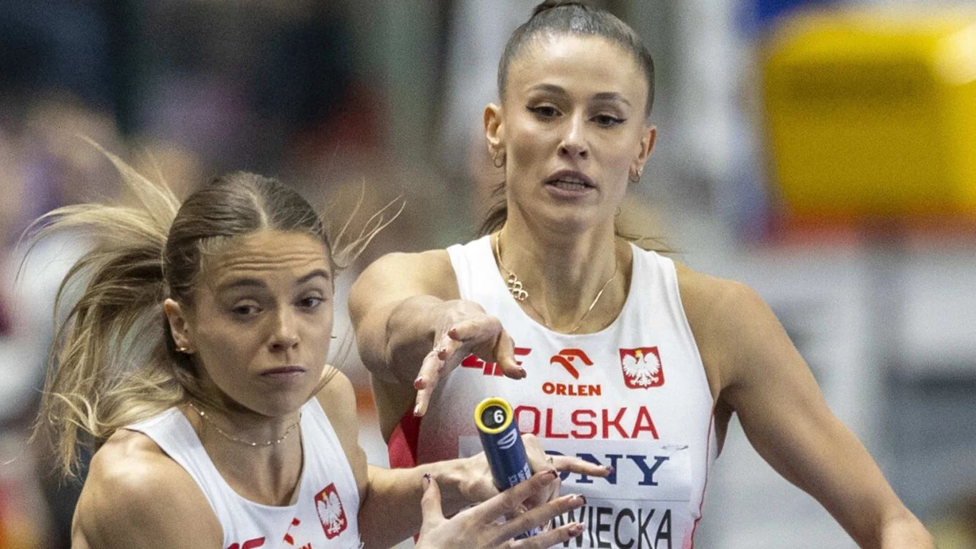 Natalia Bukowiecka i Anna Gryc w sztafecie na Halowych Mistrzostwach Świata w Lekkoatletyce w Toruniu Natalia Bukowiecka i Anna Gryc w sztafecie na Halowych Mistrzostwach Świata w Lekkoatletyce w Toruniu