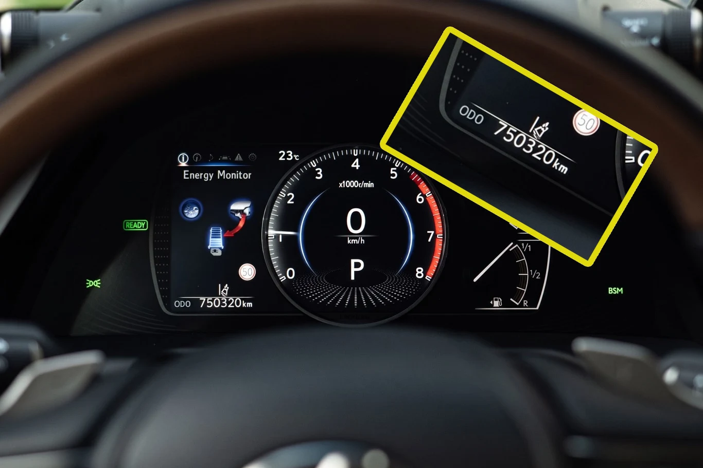 Lexus ES z rekordowym przebiegiem Cyfrowy zestaw wskaźników Lexusa ES z prędkościomierzem, wskaźnikiem energii i przebiegiem 750320 km