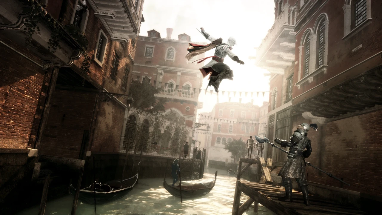 Assassin's Creed 2 Postać w białym kapturze skacze w stronę uzbrojonego przeciwnika na pomoście przy renesansowych budynkach.