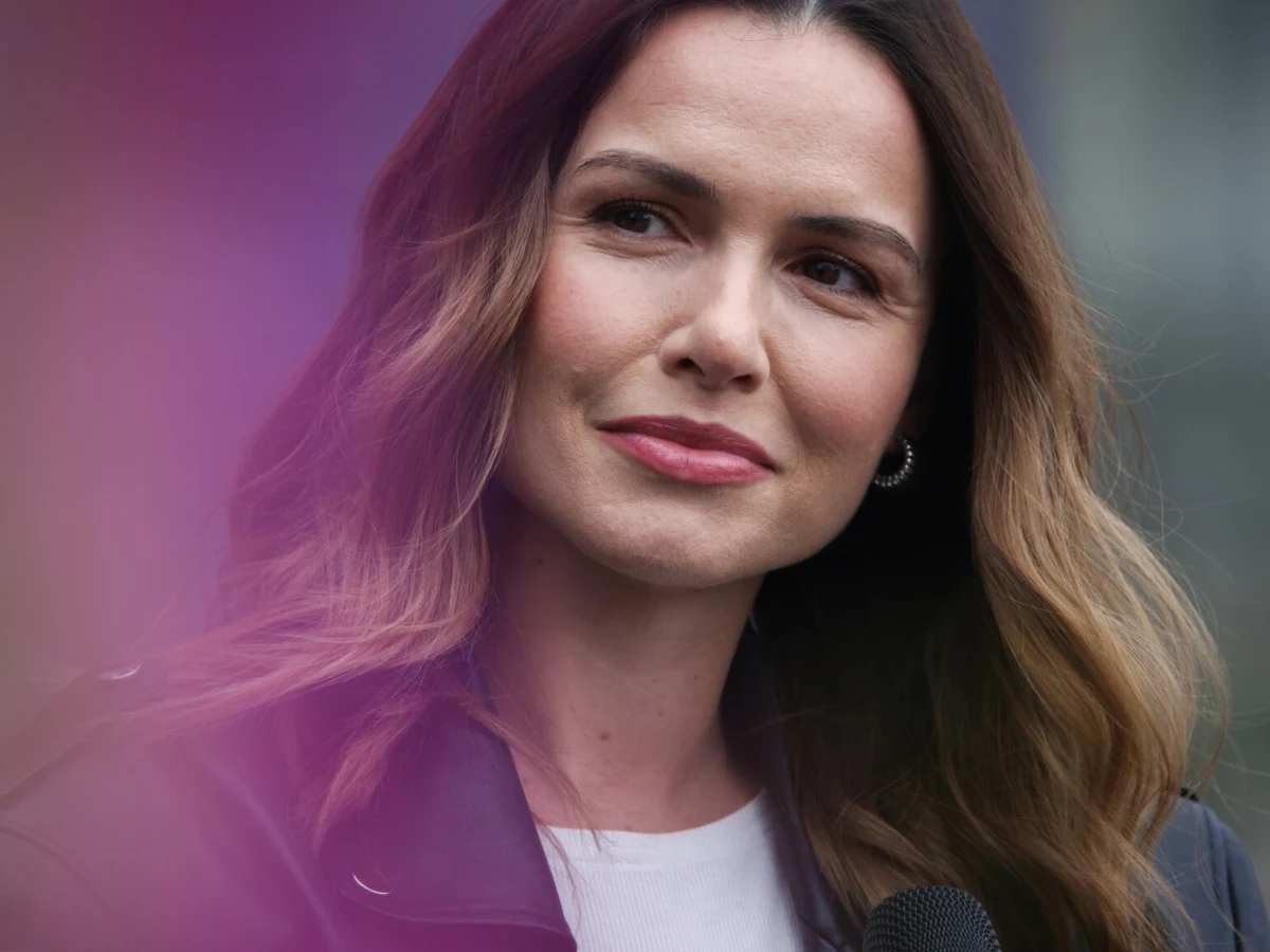 Marta Żmuda Trzebiatowska Marta Żmuda Trzebiatowska w ropuszczonych włosach.