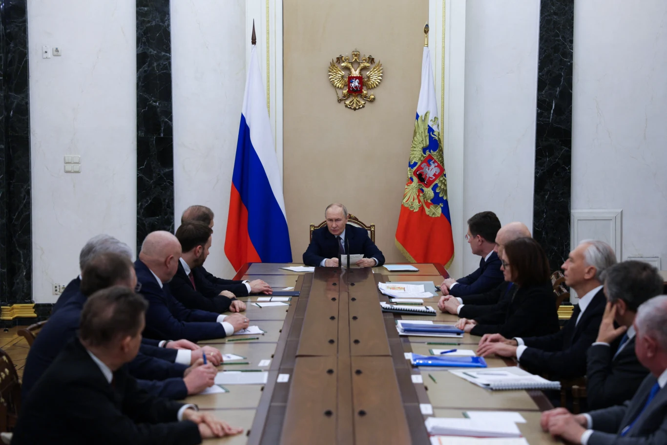 "NYT": Celem Władimira Putina na 2026 rok jest "rozpad NATO i Unii Europejskiej od wewnątrz" Przywódca Rosji Władimir Putin z urzędnikami przy długim stole konferencyjnym; w tle rosyjskie flagi