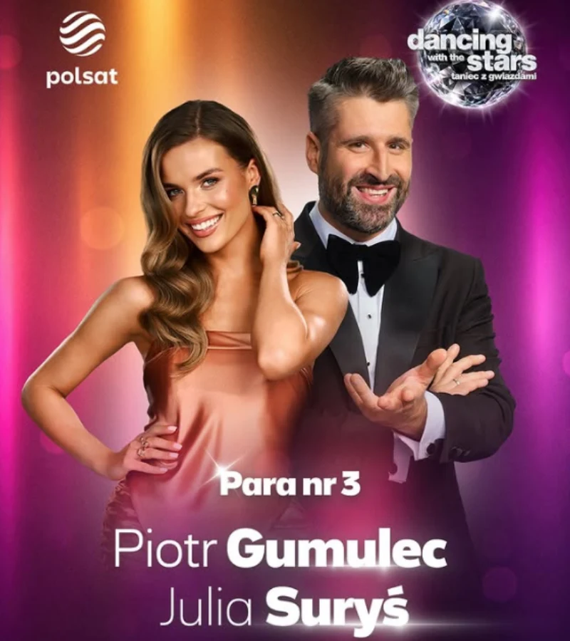 Uśmiechnięta para ubrana elegancko, kobieta w satynowej sukni na ramiączkach, mężczyzna w smokingu z muchą, kolorowe, rozświetlone tło z logotypami programu Dancing with the Stars i Polsatu oraz podpisem z imionami uczestników.