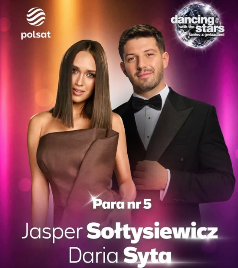 Jasper Sołtysiewicz w eleganckim smokingu z muchą oraz Daria Syta w stylowej, asymetrycznej sukni na kolorowym tle z logotypami programu Dancing with the Stars oraz Polsat.