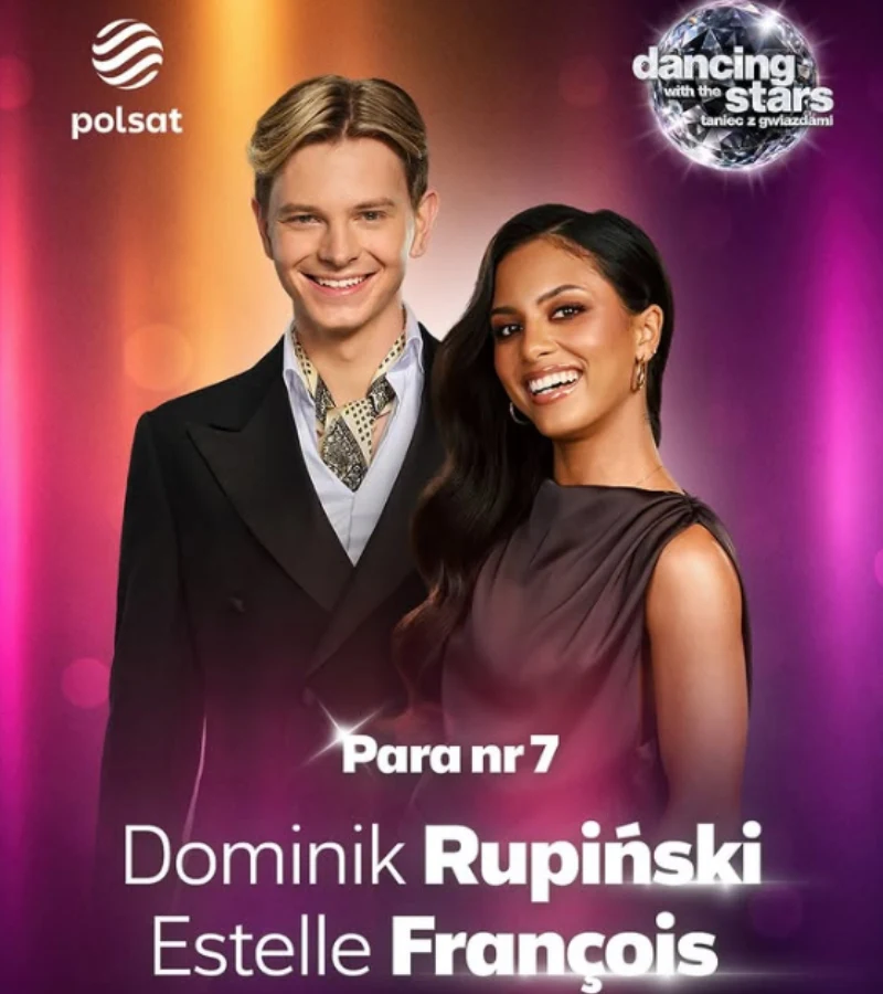 Uśmiechnięta para tancerzy ubrana w eleganckie stroje, stojąca na kolorowym tle z logotypami programu Dancing with the Stars oraz Polsat, obok widoczne imiona: Dominik Rupiński i Estelle François, podpisani jako Para nr 7.