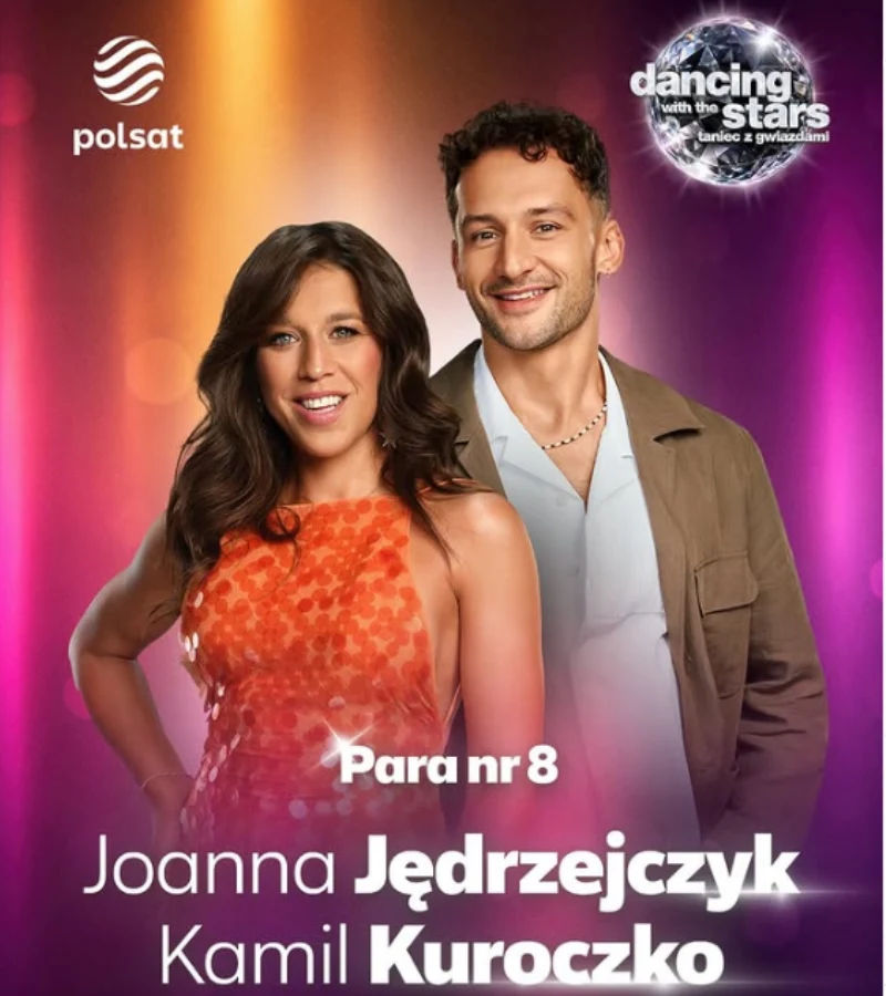 Joanna Jędrzejczyk w pomarańczowej sukience oraz Kamil Kuroczko w jasnej marynarce i białej koszuli prezentujący się jako para nr 8 w programie tanecznym, na tle kolorowych świateł i logotypów Polsatu oraz 'Dancing with the Stars'.