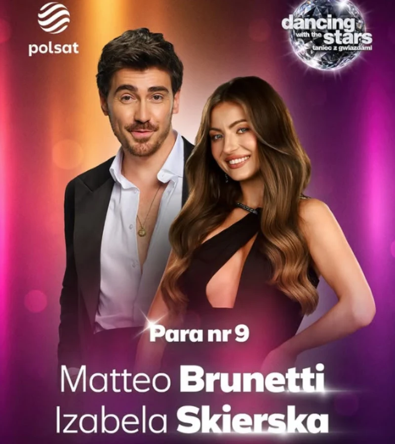 Para taneczna Matteo Brunetti i Izabela Skierska uśmiecha się na tle kolorowych świateł oraz logotypów programu Dancing with the Stars i stacji Polsat, prezentując eleganckie stroje sceniczne.