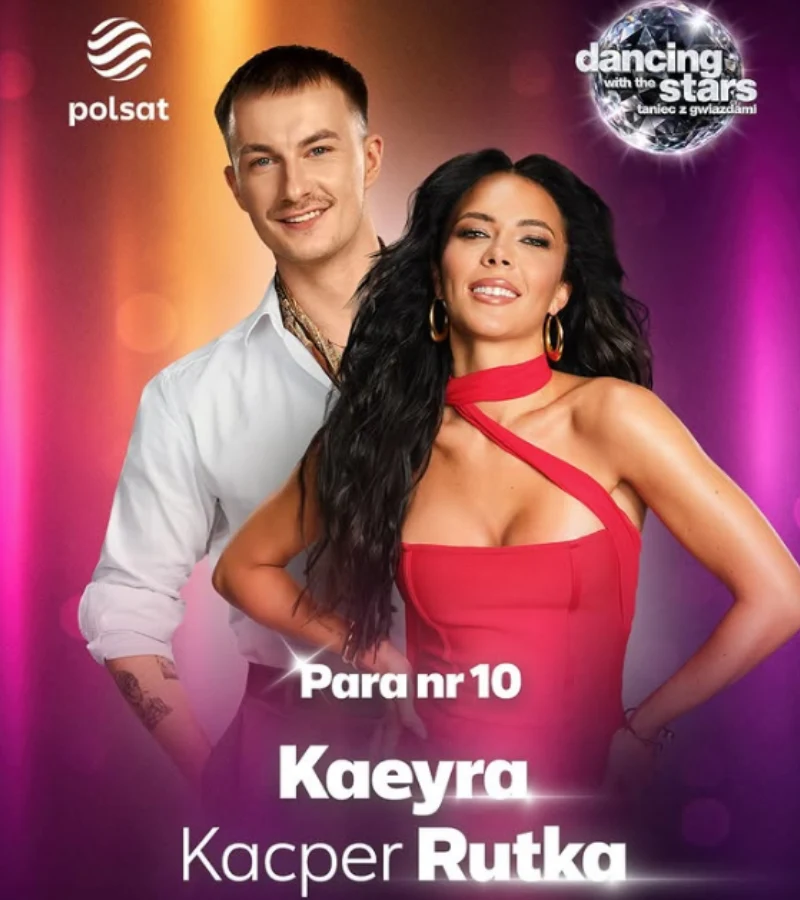 Dwoje uczestników programu rozrywkowego w efektownych stylizacjach, kobieta w czerwonej sukience, mężczyzna w białej koszuli na kolorowym tle z logotypami „dancing with the stars” oraz „polsat”.