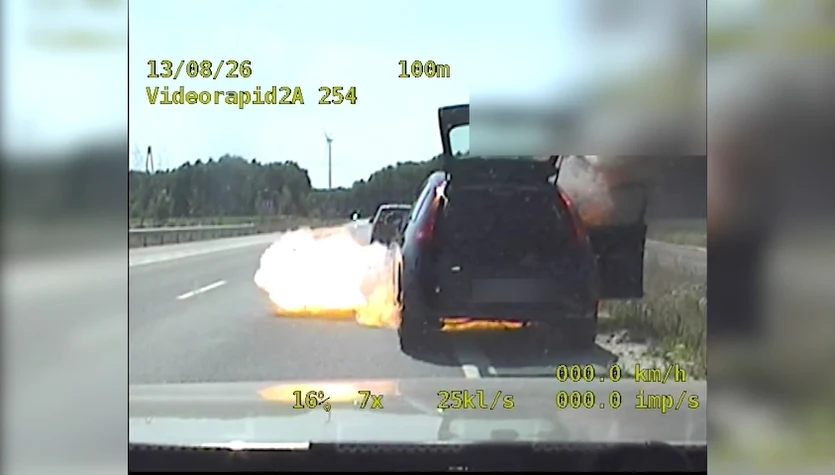 O włos od tragedii. Z płonącego auta ewakuowano dwoje seniorów