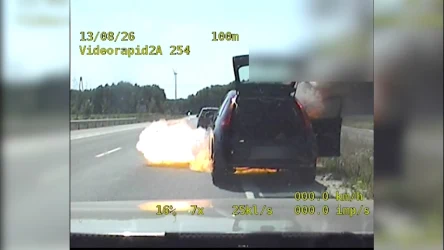 O włos od tragedii. Z płonącego auta ewakuowano dwoje seniorów