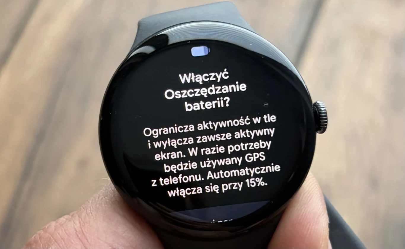 Tryb oszczędzania baterii może wydłużyć czas pracy nawet do 72 godzin. Inteligentny zegarek z czarną kopertą prezentuje komunikat o ograniczaniu zużycia energii oraz szczegóły dotyczące funkcji oszczędzania baterii.