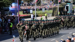 Defilada wojskowa na warszawskiej Wisłostradzie