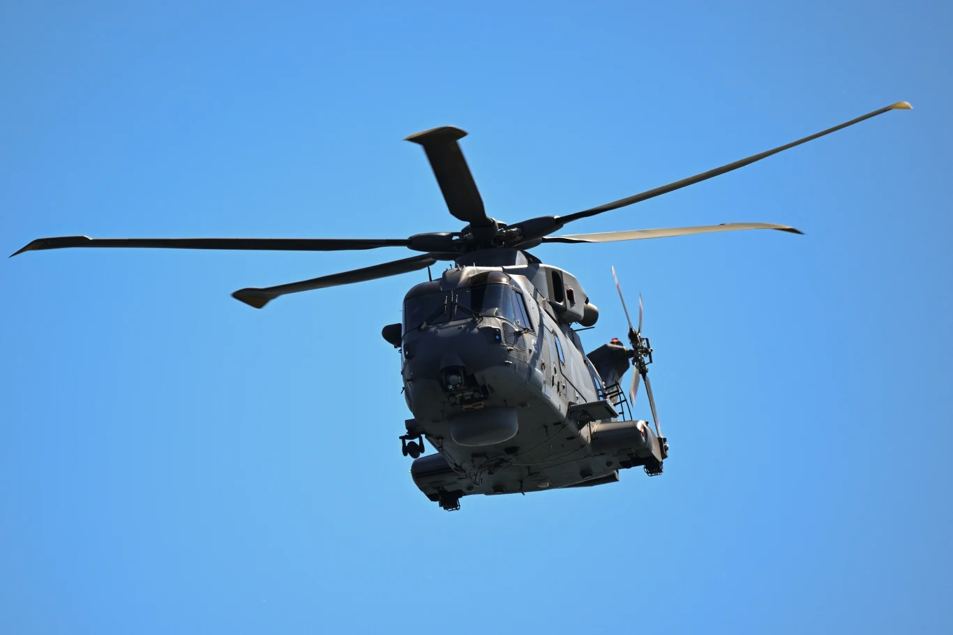 Śmigłowiec AW 101 w trakcie Parady Morskiej z okazji Święta Wojska Polskiego w Gdyni Śmigłowiec AW 101 w trakcie Parady Morskiej z okazji Święta Wojska Polskiego w Gdyni