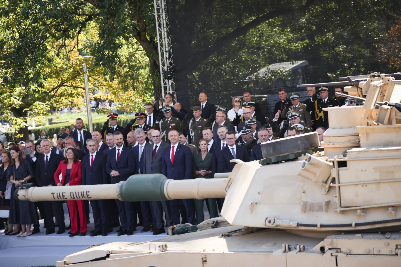 Defilada wojskowa na warszawskiej Wisłostradzie