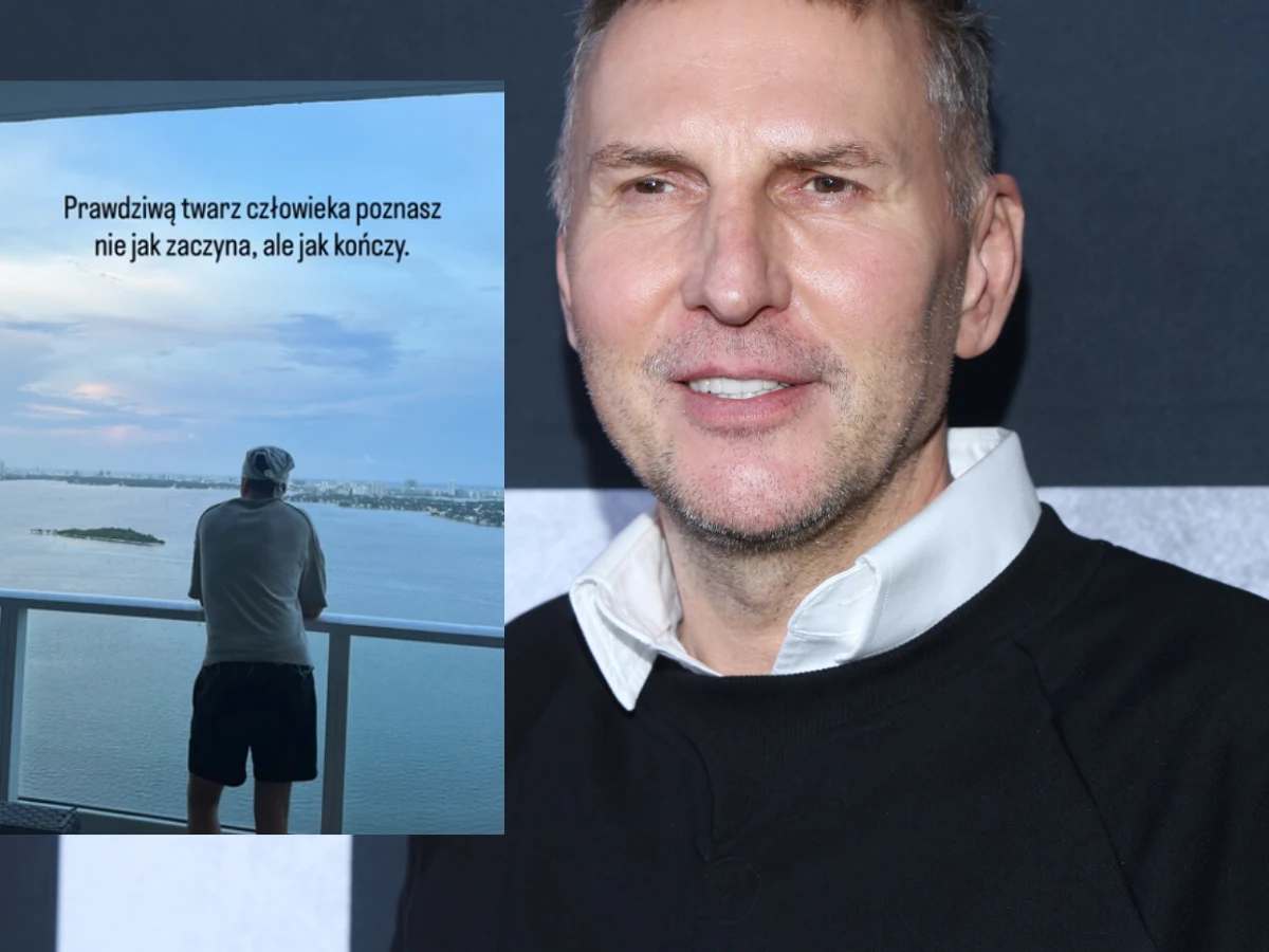 Mężczyzna stojący tyłem na balkonie z widokiem na wodę i panoramę miasta, obok portret uśmiechniętego mężczyzny na ciemnym tle, nad całością cytat o prawdziwej twarzy człowieka.