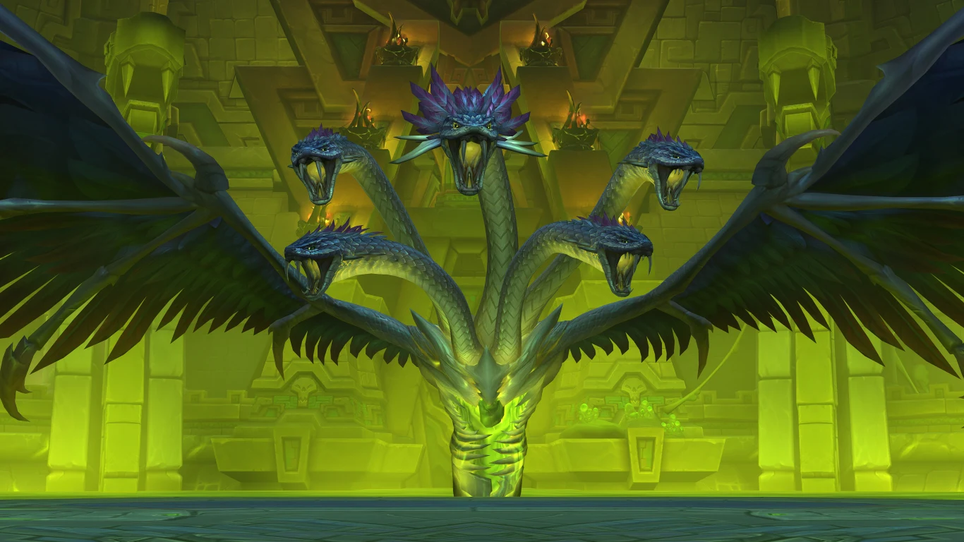 World of Warcraft: Midnight - The Curse of Ula'tek Pięciogłowy smok z rozwiniętymi skrzydłami, ustawiony centralnie w monumentalnym, zielono oświetlonym wnętrzu świątyni o bogato zdobionych ścianach.