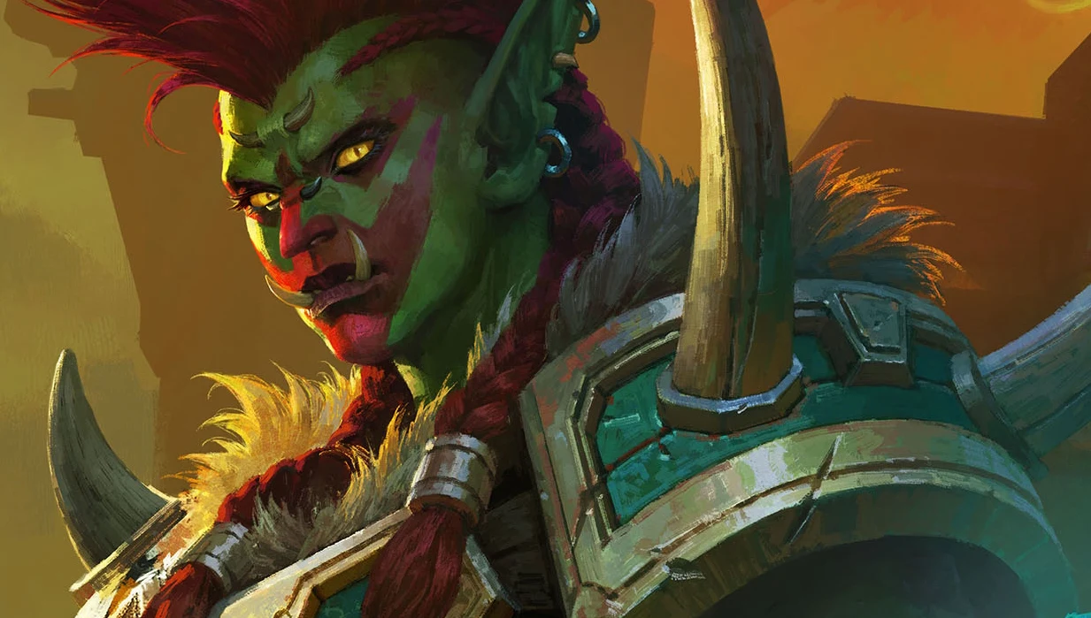 World of Warcraft: Midnight - The Curse of Ula'tek Postać z World of Warcraft: Midnight o zielonej skórze, czerwonych znakach i rogach na ramieniu, w zbroi.