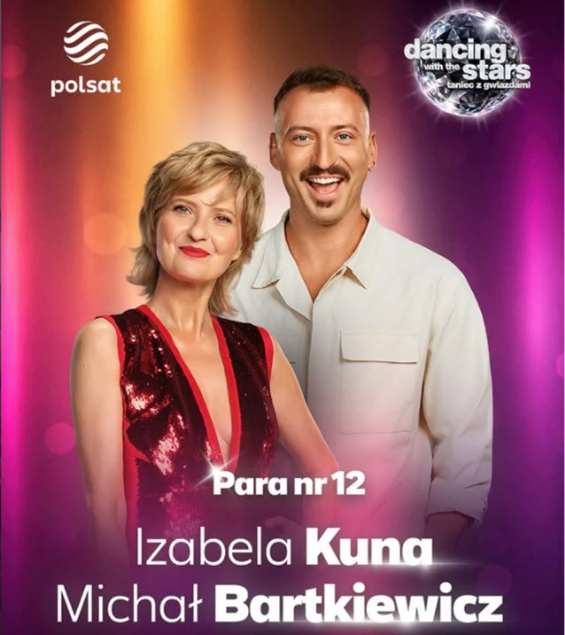 Uśmiechnięta para ubrana w eleganckie stroje, kobieta w czerwonej, błyszczącej sukni, mężczyzna w jasnej koszuli, otoczeni kolorowym, fioletowo-pomarańczowym światłem oraz logotypami programu i stacji telewizyjnej.