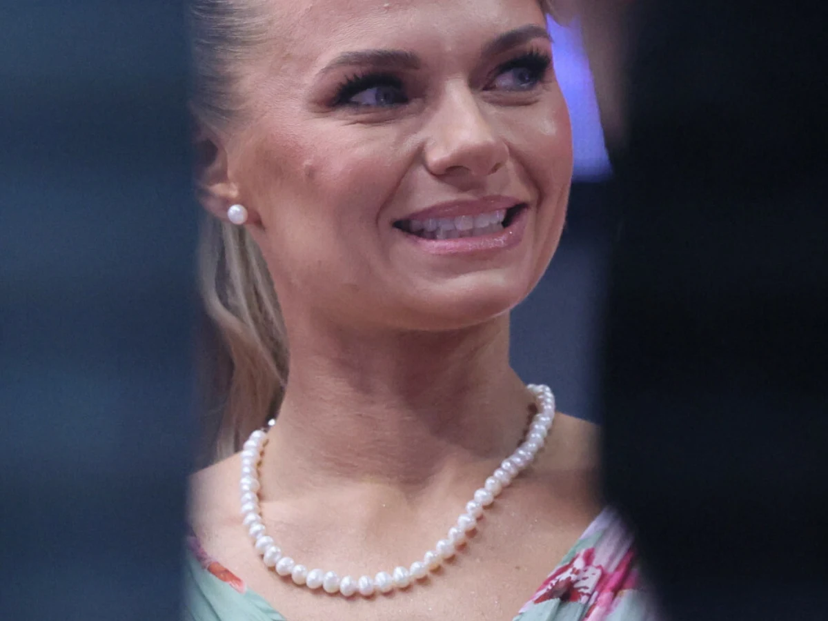 Emilia Komarnicka Emilia Komarnicka w pastelowej sukience i naszyjniku z pereł podczas pobytu na Sycylii.