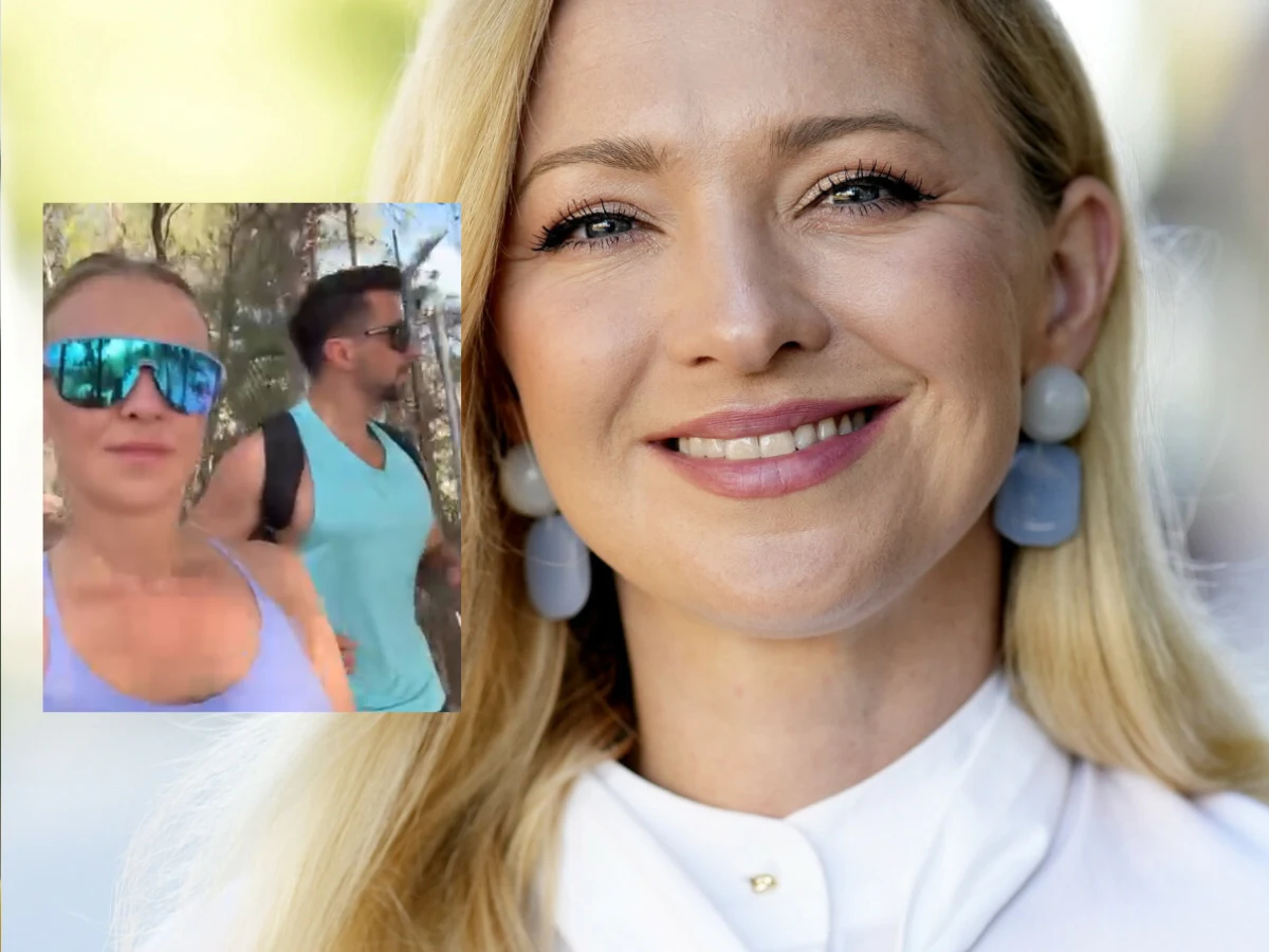 Uśmiechnięta kobieta z długimi blond włosami, ubrana w białą koszulę i duże okrągłe kolczyki, obok małe wstawione zdjęcie przedstawiające kobietę i mężczyznę w sportowych strojach podczas spaceru lub biegu na świeżym powietrzu.