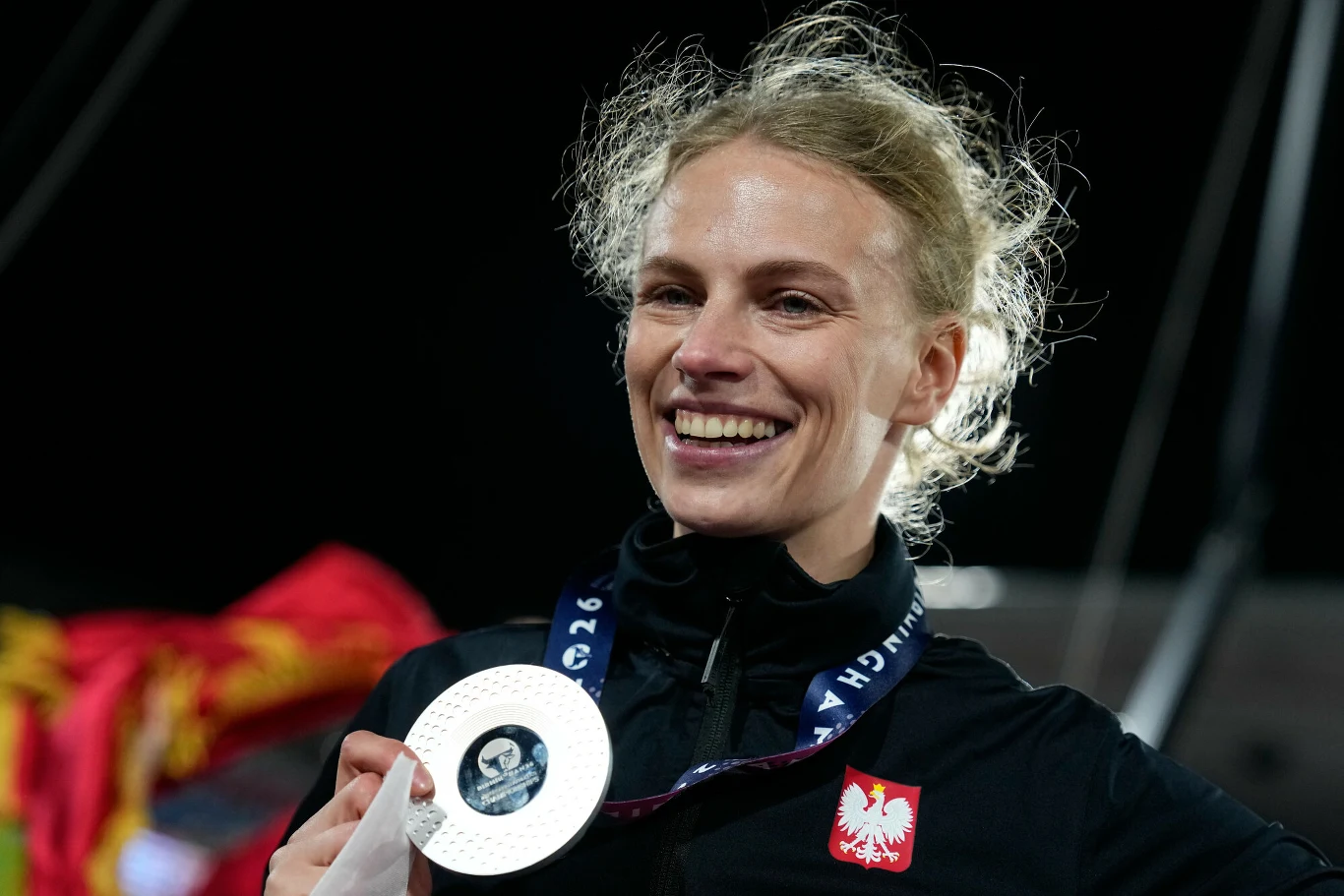Maria Żodzik Maria Żodzik w stroju z orłem na piersi prezentuje srebrny medal lekkoatletycznych ME 2026.