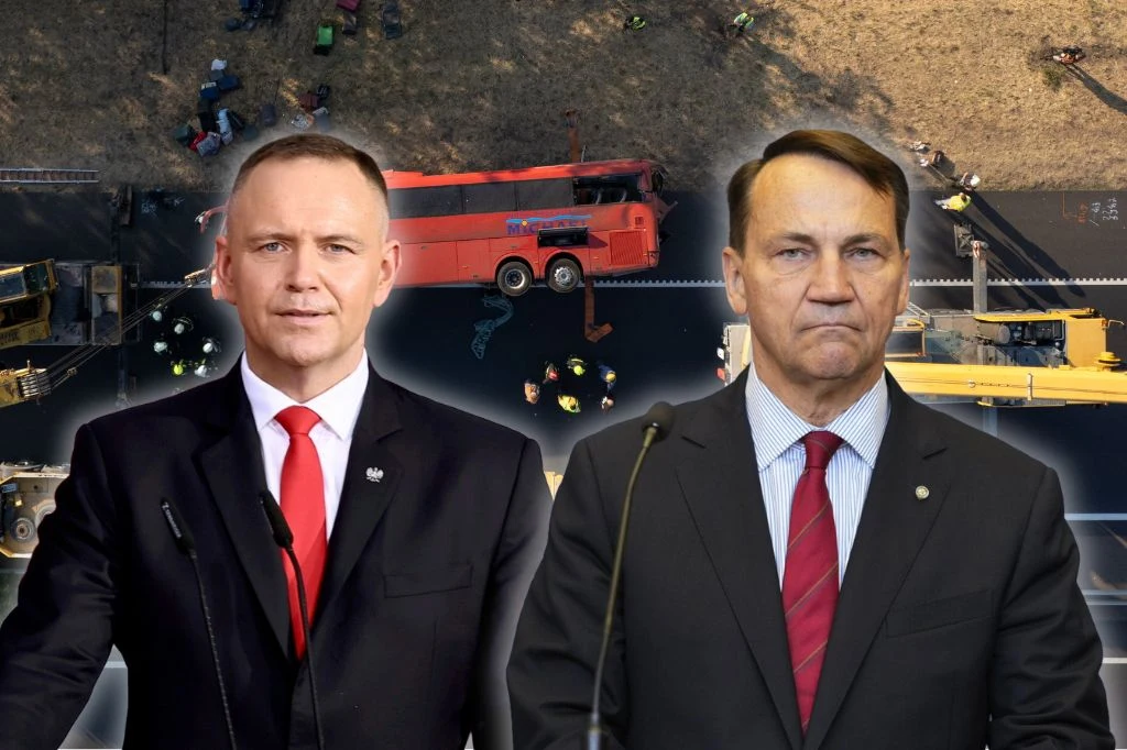Tragiczny wypadek polskiego autokaru na Węgrzech. Karol Nawrocki i Radosław Sikorski zabrali głos Karol Nawrocki i Radosław Sikorski przed zniszczonym polskim autobusem, służby ratunkowe na miejscu wypadku na Węgrzech.