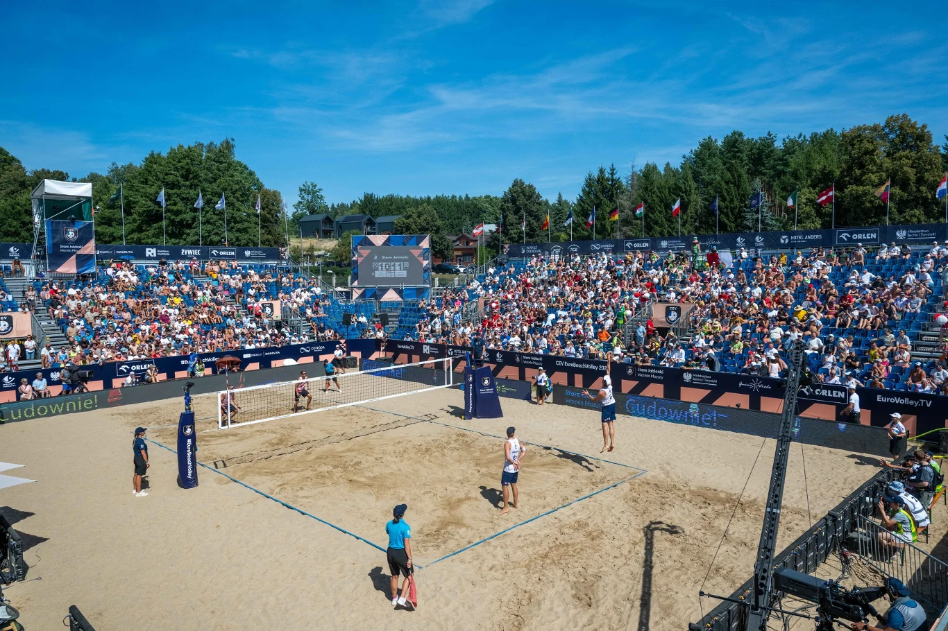 Mistrzostwa Europy trwają w Starych Jabłonkach od środy Mecz siatkówki plażowej podczas mistrzostw Europy w Starych Jabłonkach na stadionie z widownią.