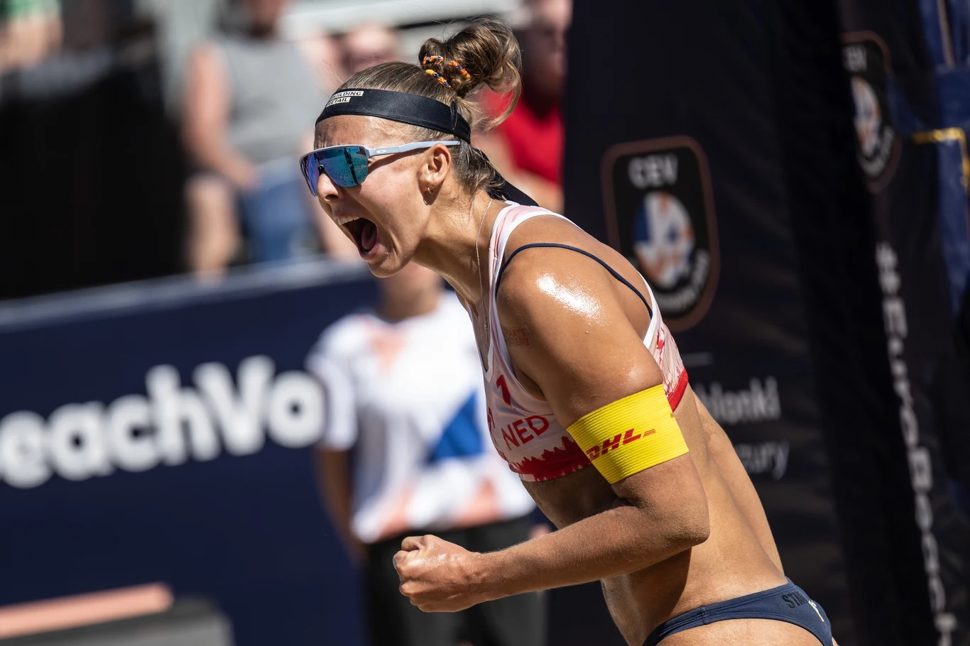 Katja Stam w parze z Raisą Schoon sięgnęła po mistrzostwo Europy Katja Stam w stroju sportowym i okularach, z opaską na ramieniu, z uniesioną pięścią podczas meczu.