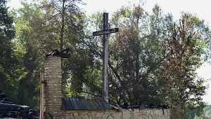 Drewniany krzyż oparł się płomieniom. Mieszkańcy w szoku: To dla nas znak