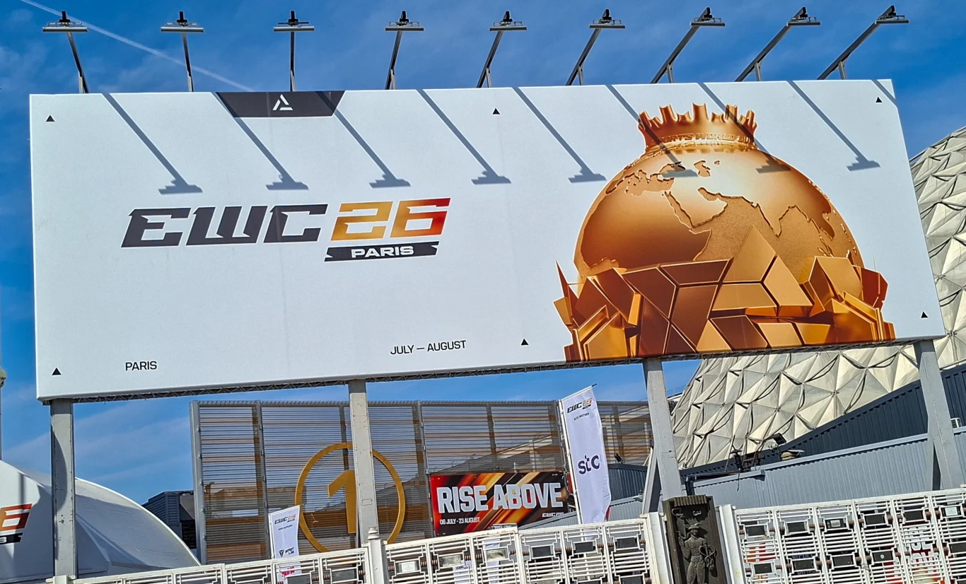 Esports World Cup 2026 Billboard Esports World Cup 2026 z napisem „EWC 26 Paris” i złotą kulą ziemską na tle futurystycznej kopuły.