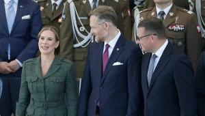 Uwaga skupiła się na Nawrockiej pośród tłumu. Zrobiła to specjalnie?