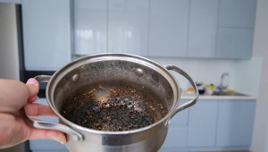 Przypalone garnki moczę w tym. Kwadrans i znów lśnią czystością