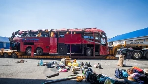 Wrak autokaru po tragicznym wypadku na Węgrzech
